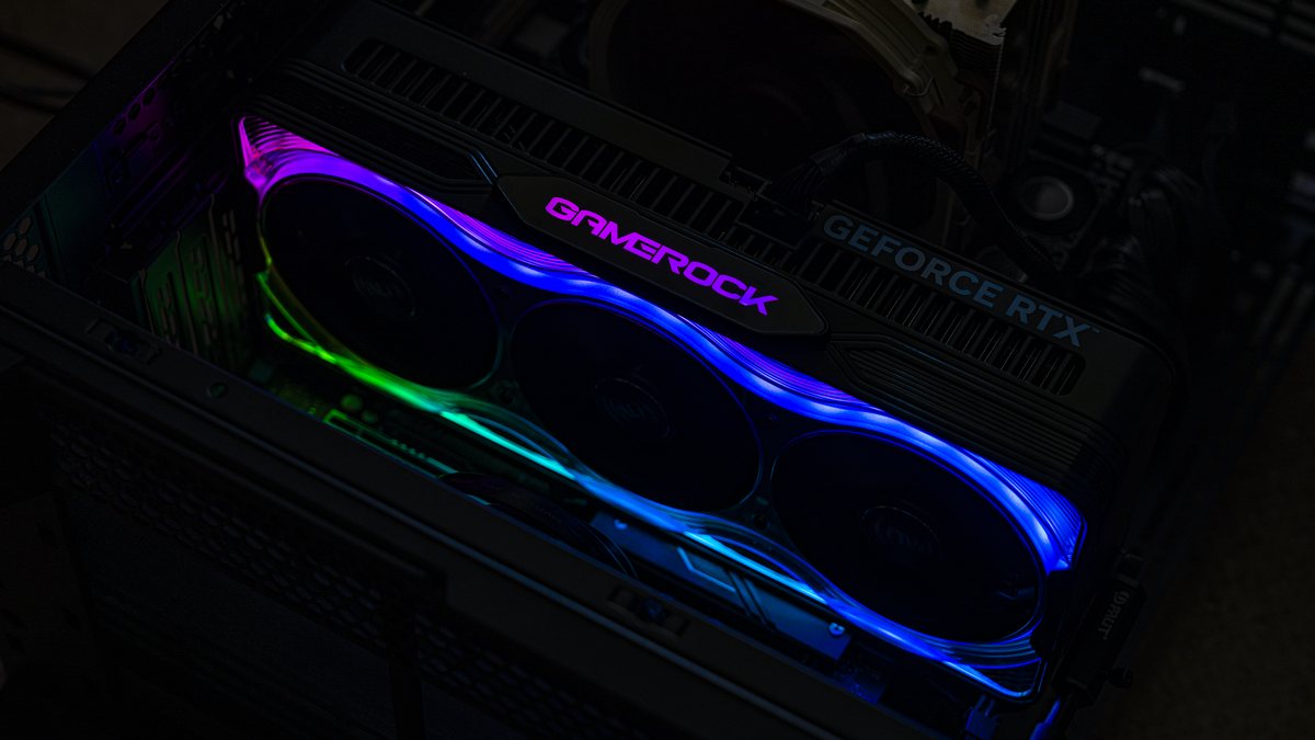 Видеокарта GeForce RTX с RGB-подсветкой внутри корпуса компьютера