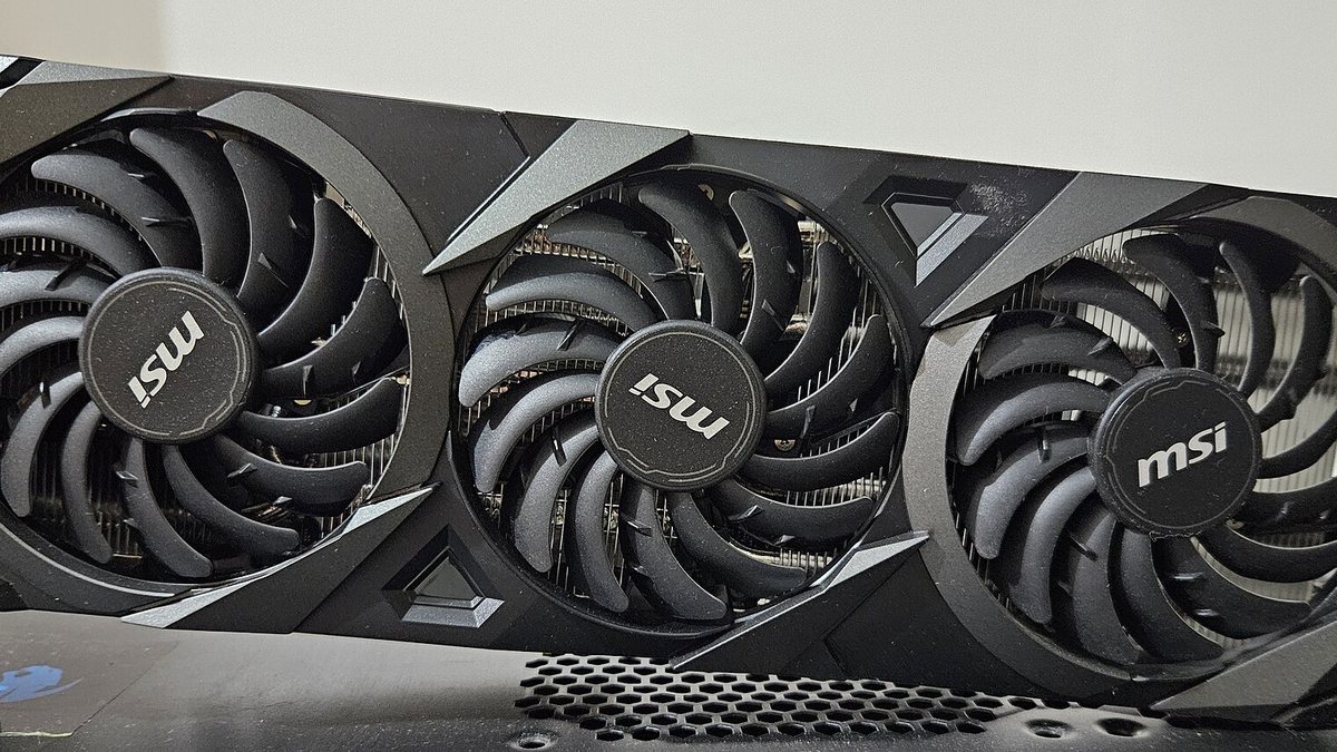 Видеокарта MSI GeForce RTX 3070 с тремя вентиляторами крупным планом