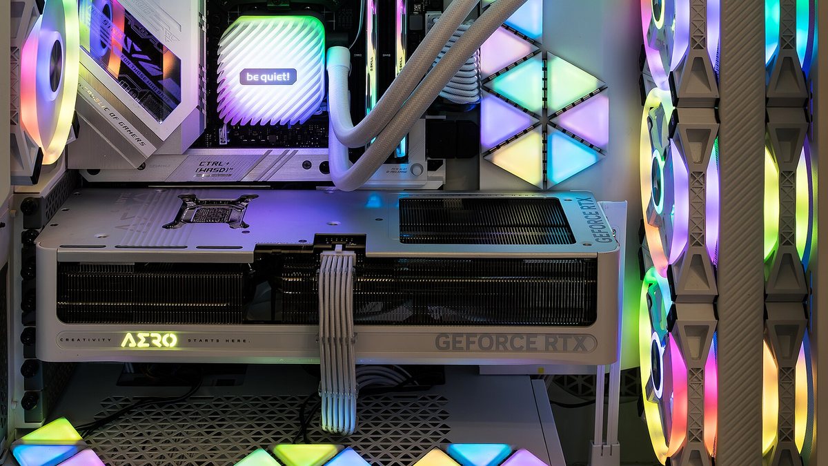 Белый игровой компьютер с видеокартой GeForce RTX и цветной подсветкой вентиляторов