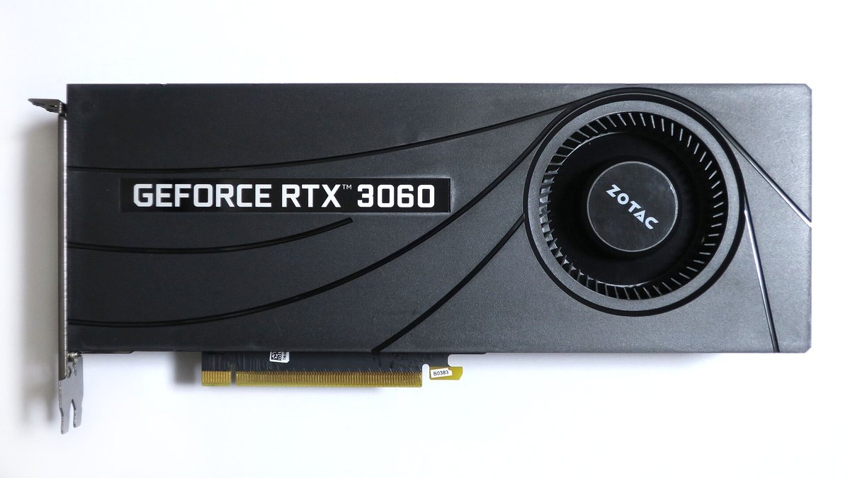 Видеокарта GeForce RTX 3060 с 12 ГБ видеопамяти на белом фоне