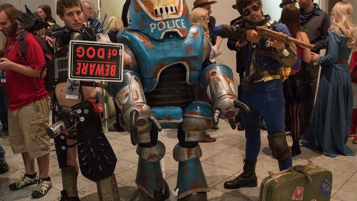 Косплееры Fallout 4 на фестивале DragonCon: полицейский робот-протектрон, рейдер и житель Убежища