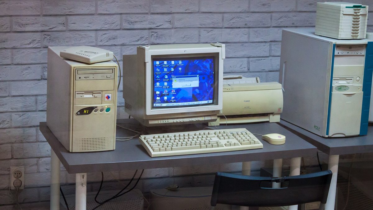 Старый персональный компьютер с ЭЛТ-монитором и окном ошибки Windows на экране