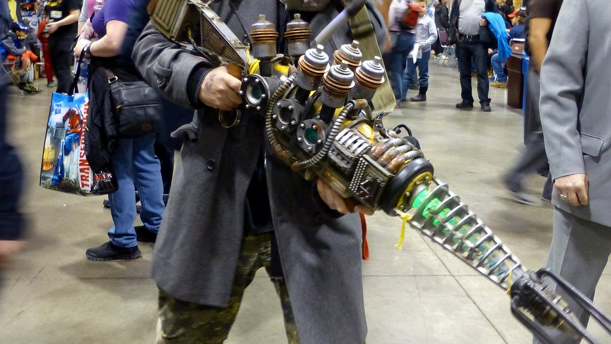 Косплеер с самодельной копией оружия из Fallout 3 на фан-фестивале в Торонто