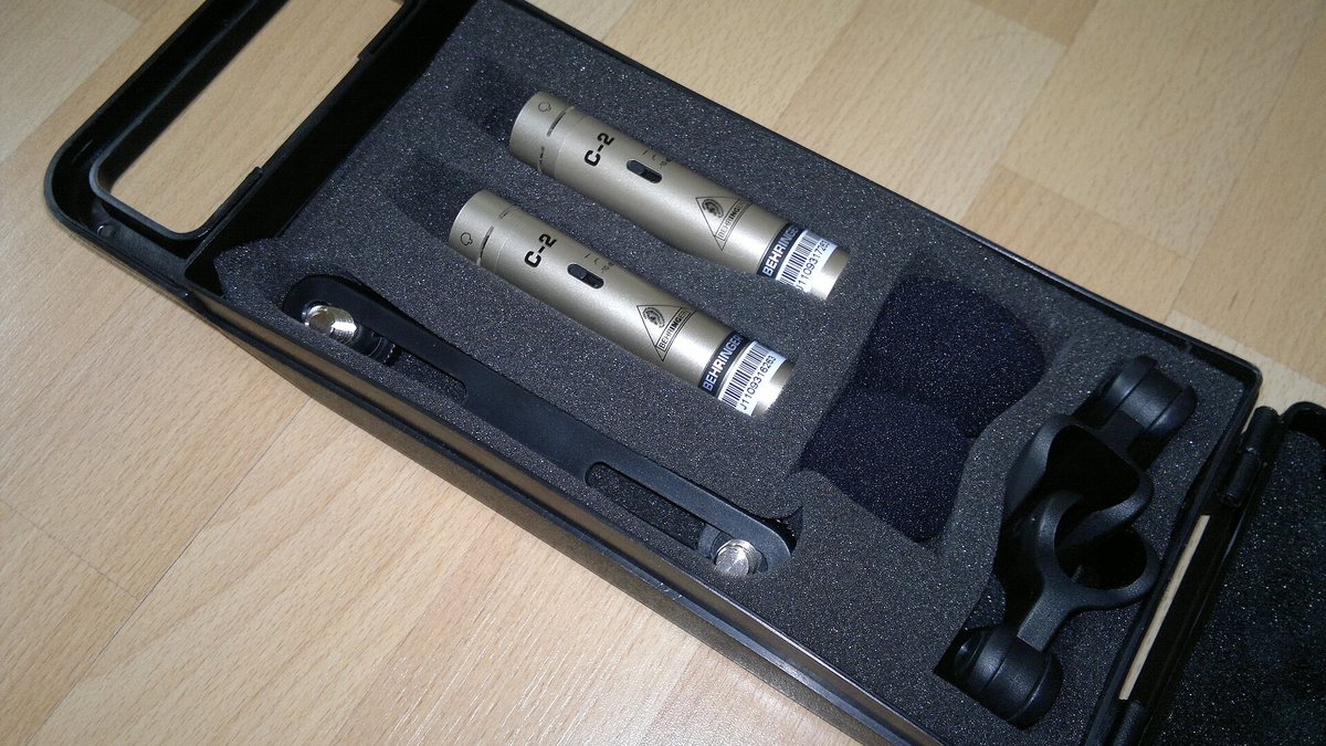 Два студийных конденсаторных микрофона Behringer C-2 в футляре с держателями